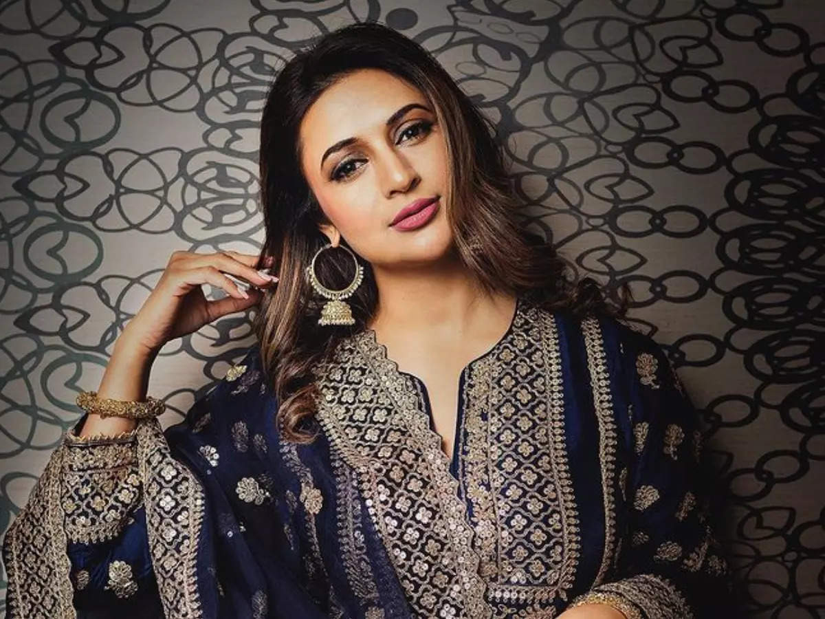 Divyanka Tripathi lashes out at a woman user promoting 'no bindi no business'; tweets 'It should be a woman's choice what she wants to wear' - Times of India