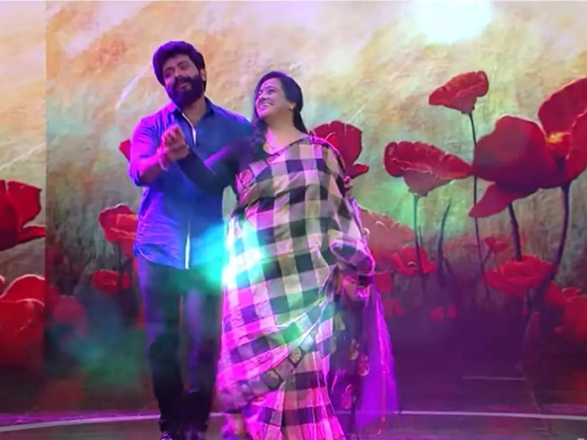 Comedy Stars: Manikuttan and Seema recreate the latter's iconic romantic  song with Jayan - Times of India