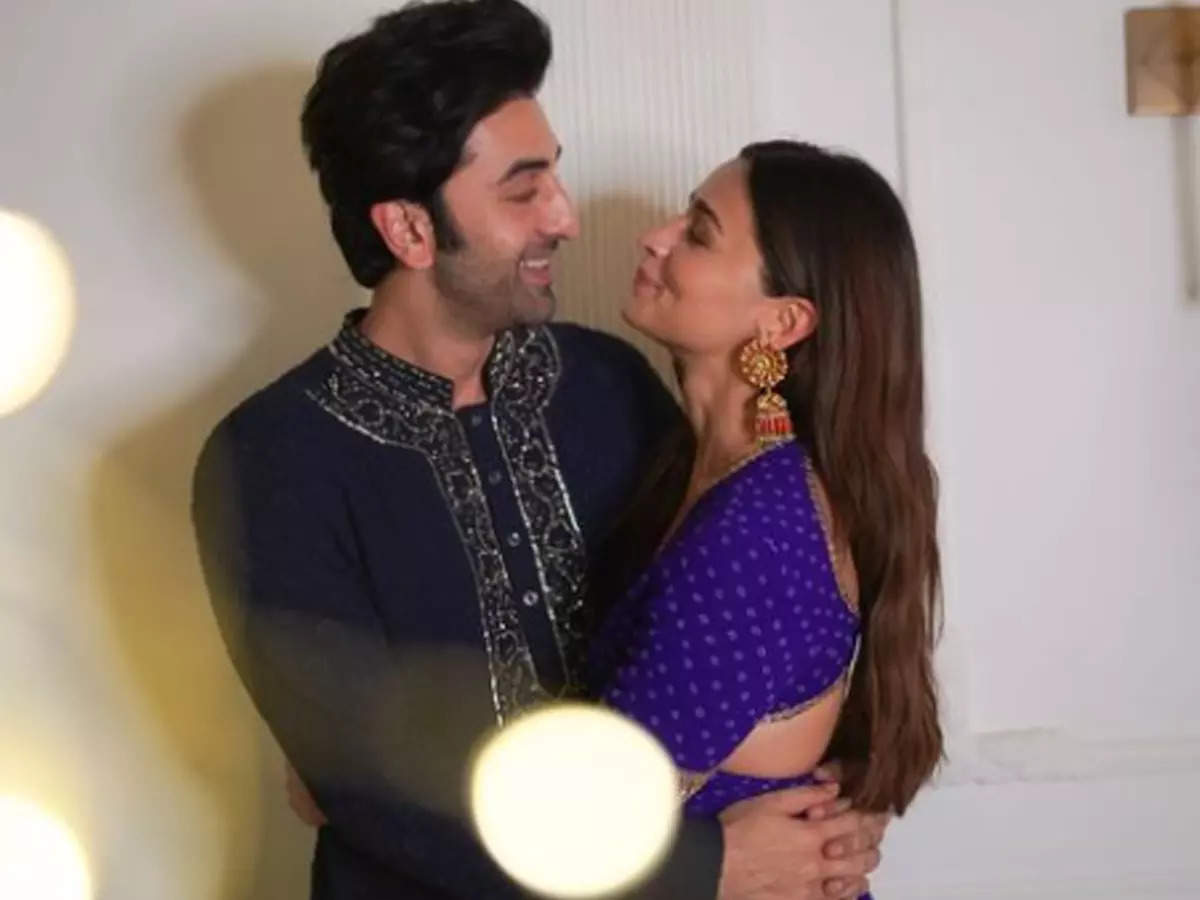 Alia Bhatt's mobile wallpaper is a mushy selfie featuring Ranbir Kapoor and  her | Hindi Movie News - Times of India