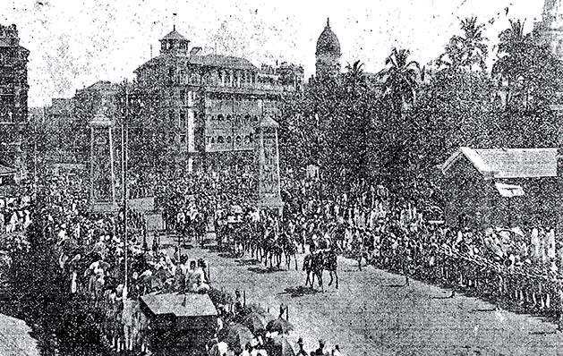 Gandhi called for boyctt of royal procession, but thousands turned up