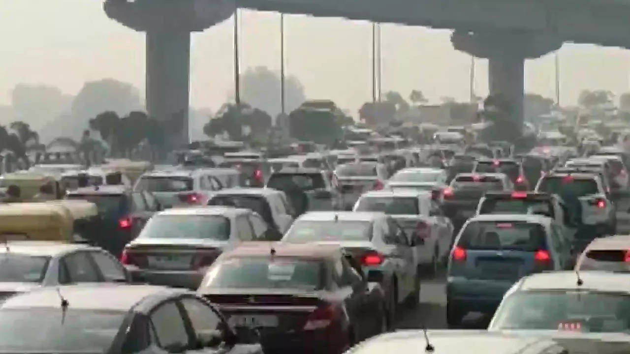 Massive traffic snarl at Noida-Delhi Kalindi Kunj route. (Photo: ANI)