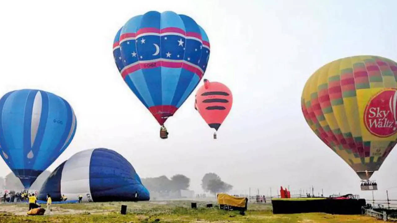 Varanasi: View illuminated ghats riding on hot air balloon on Dev ...
