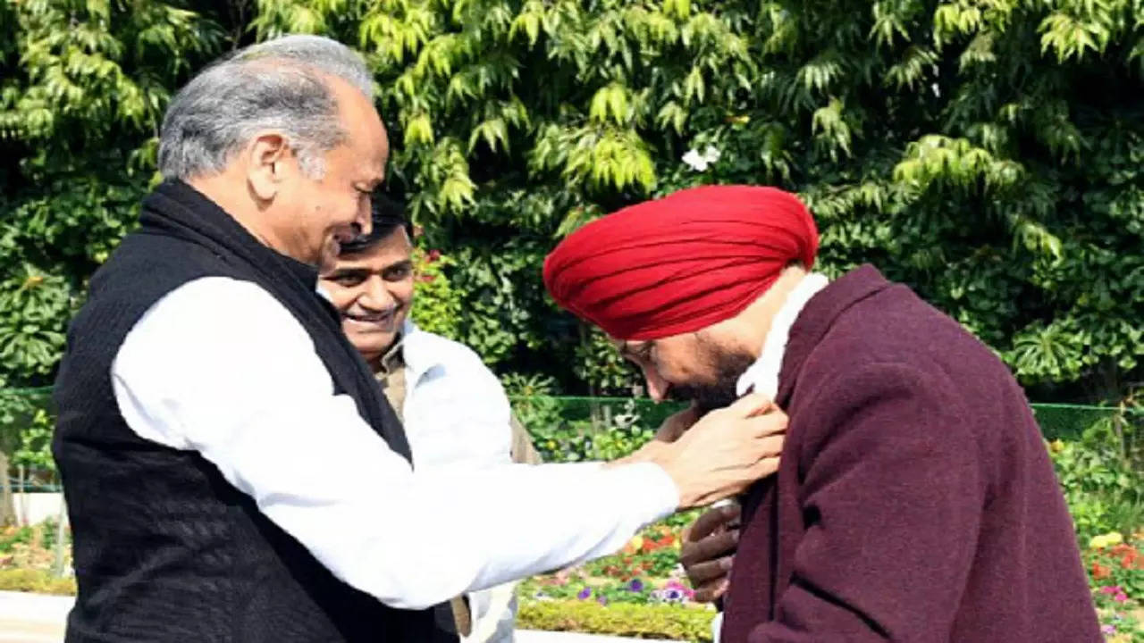 Rajasthan CM Ashok Gehlot welcomes Punjab CM Charanjit Singh Channi