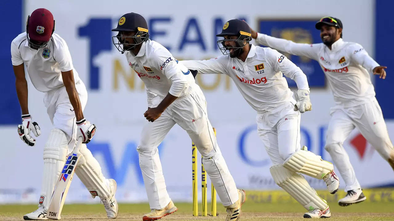 Sri Lanka's Dinesh Chandimal (2R) celebrates with teammates after the dismissal of West Indies' Roston Chase. (AFP Photo)