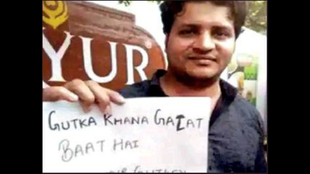 Viral fan back in Kanpur's Green Park with 'gutkha' message | Kanpur News -  Times of India