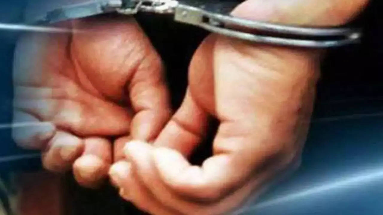 The crime branch central unit team has arrested five dacoits, who were involved in the Rs 1.50 crore heist at Ambika Jewellery store in Ghansoli. (Representational image)