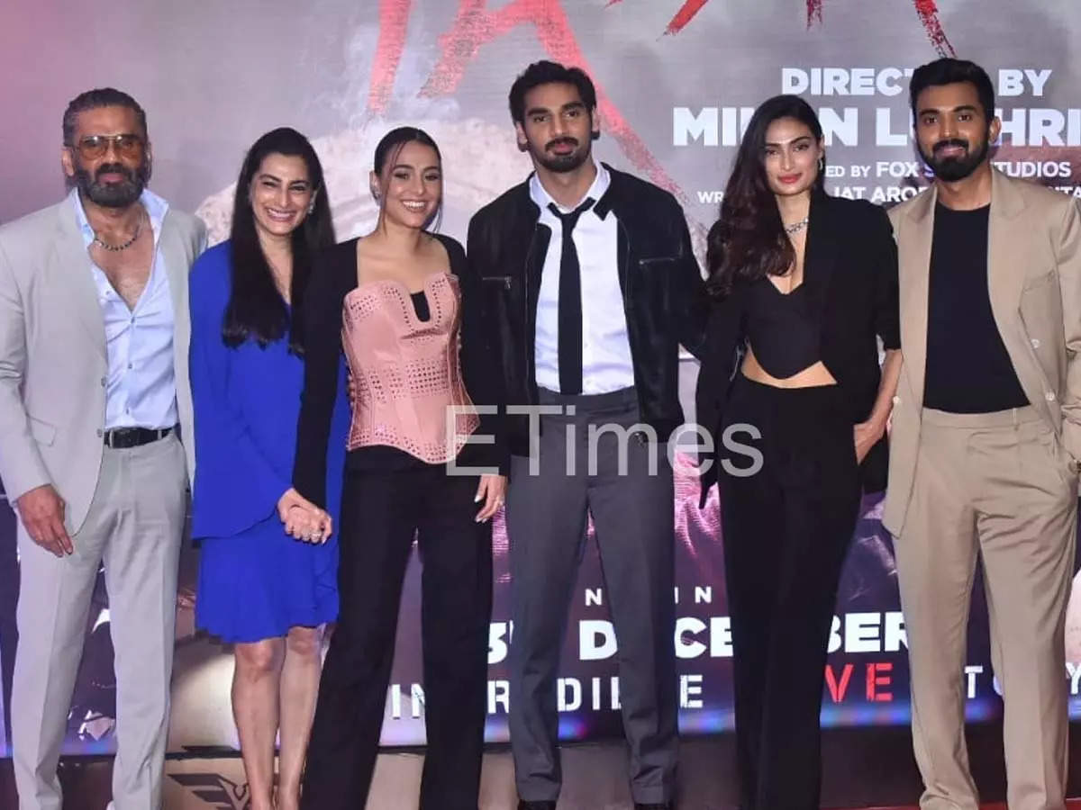 KL Rahul is a part of Suniel Shetty's family; poses in their midst with  Athiya Shetty | Hindi Movie News - Times of India