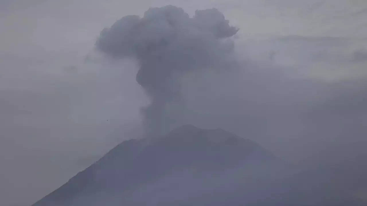 27 still missing after Indonesia volcanic eruption kills 15. (AP photo)