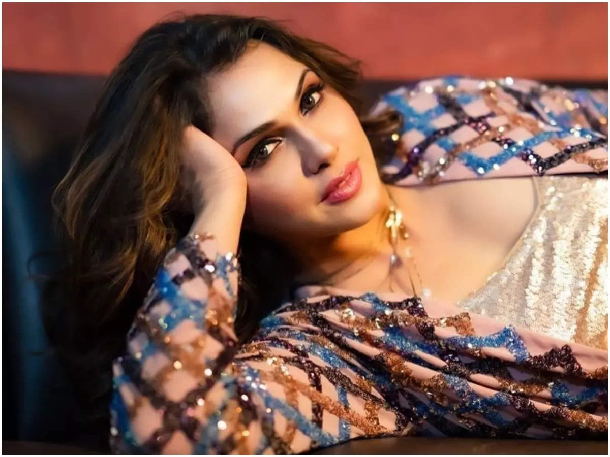 Isha Koppikar Narang on her comeback! Says she will be seen in half a dozen projects in 2022 | Hindi Movie News - Times of India