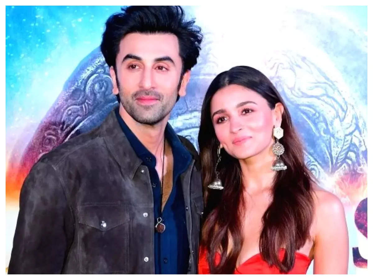 Brahmastra&#39;: Fans are unimpressed with Ranbir Kapoor and Alia Bhatt&#39;s  on-stage chemistry, say &#39;so much awkwardness&#39; | Hindi Movie News - Times of  India