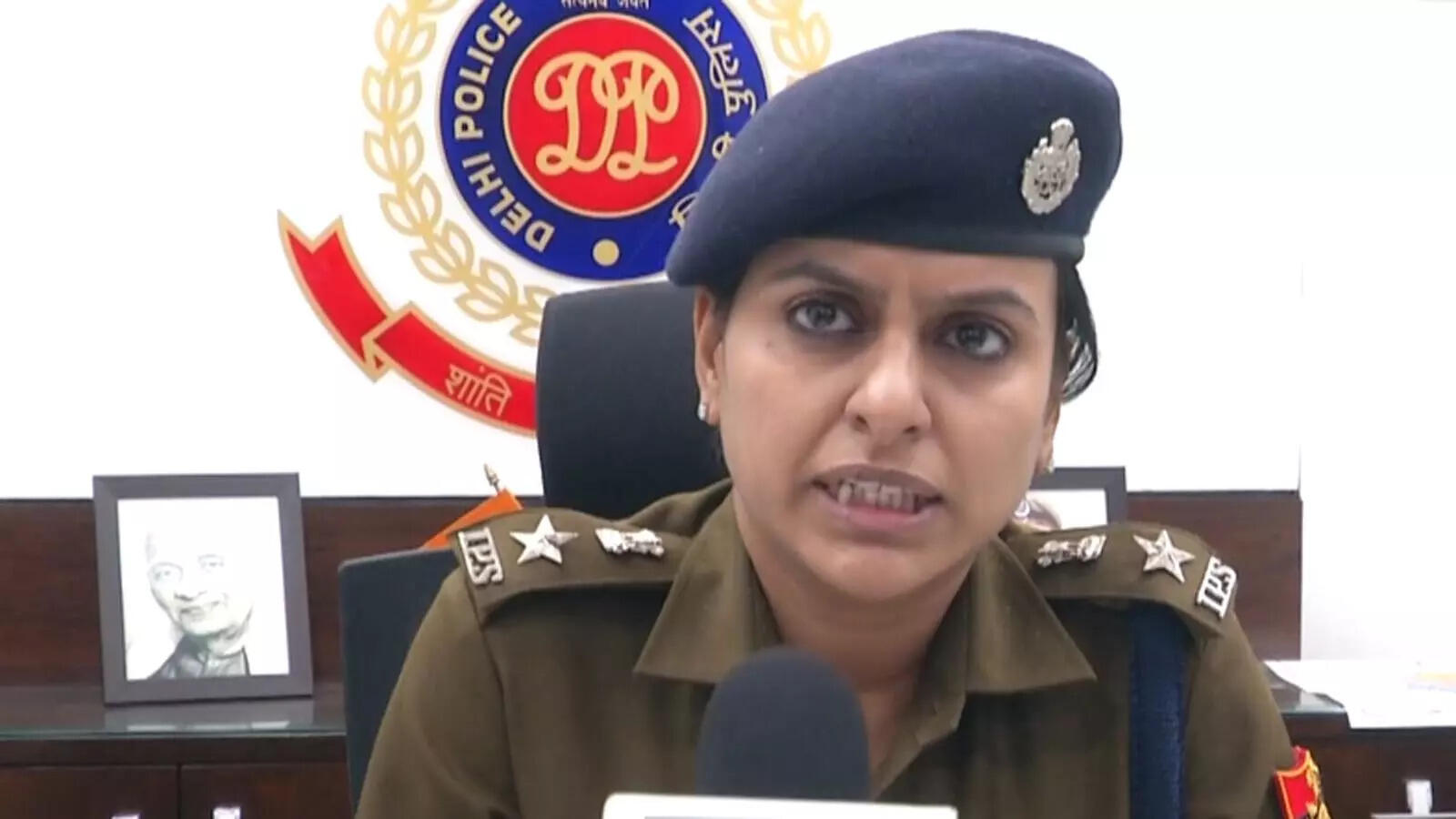 Delhi Police arrest one accused involved in Shalimar Bagh mobile snatching case | City - Times of India Videos Delhi Police arrest one accused involved in Shalimar Bagh mobile snatching case | City - Times of India Videos