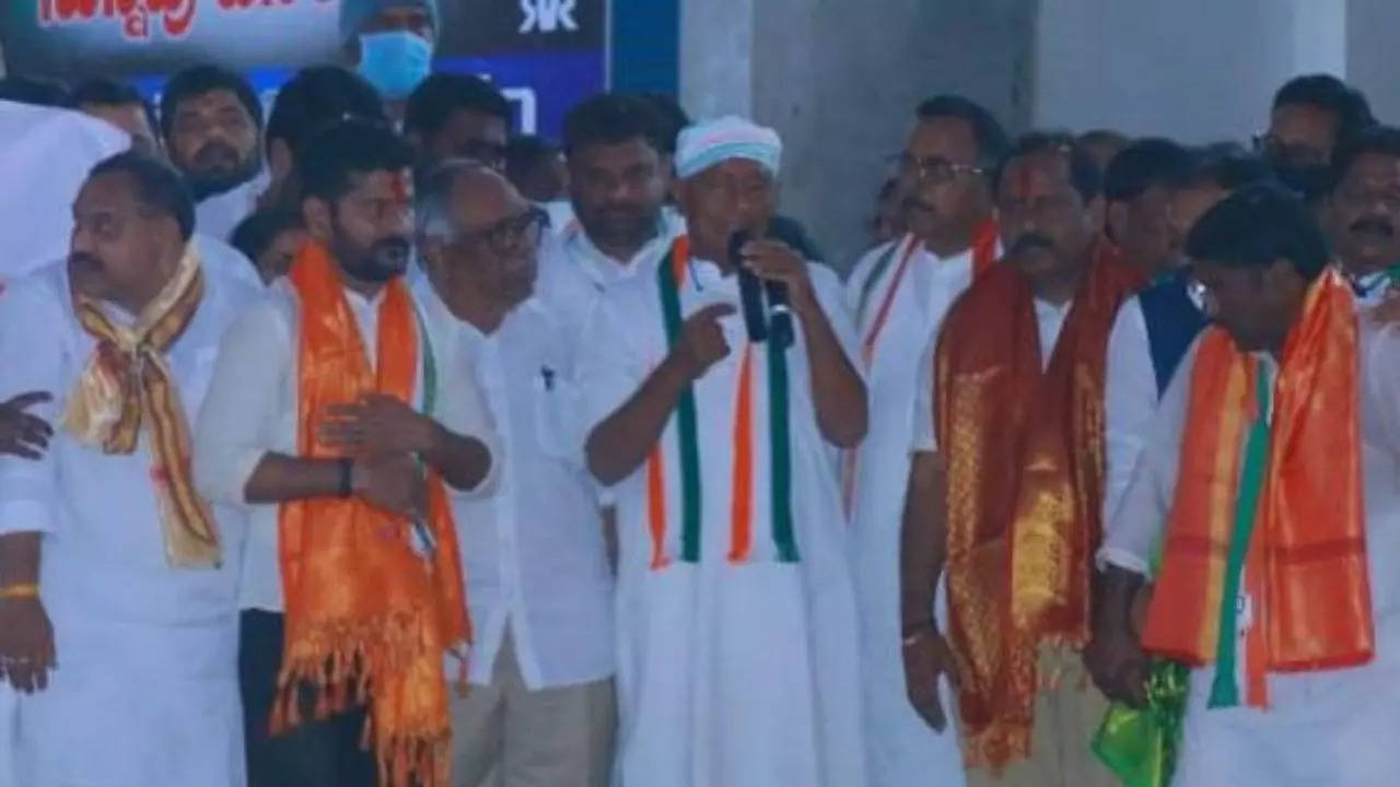 AICC general secretary and MP Digvijaya Singh, Telangana Congress president A Revanth Reddy and other Congress leaders participated in a 20-km pada yatra and later addressed a public meeting organised to protest rising prices of essential commodities.