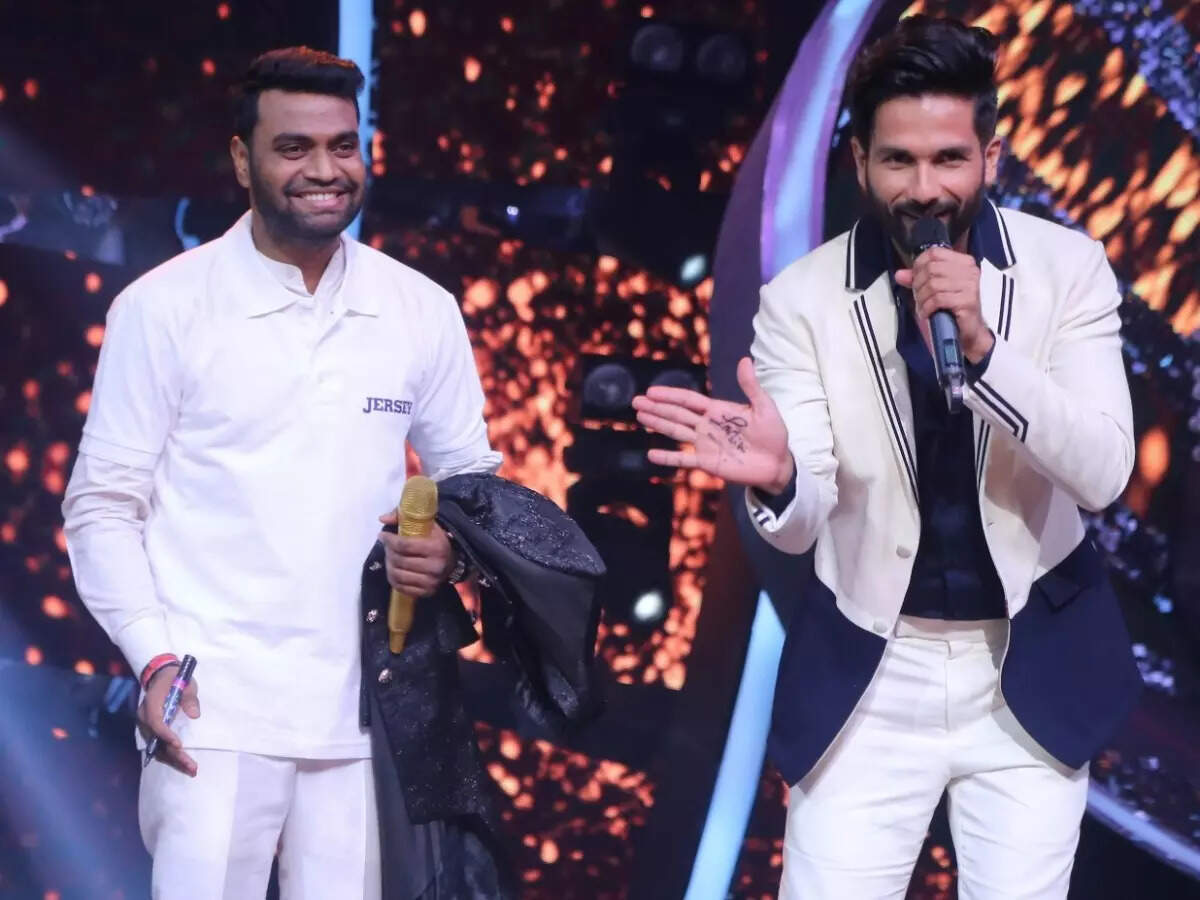 Sa Re Ga Ma Pa Shahid Kapoor Takes Autograph From Contestant Sachin After Impressive Performance Times Of India