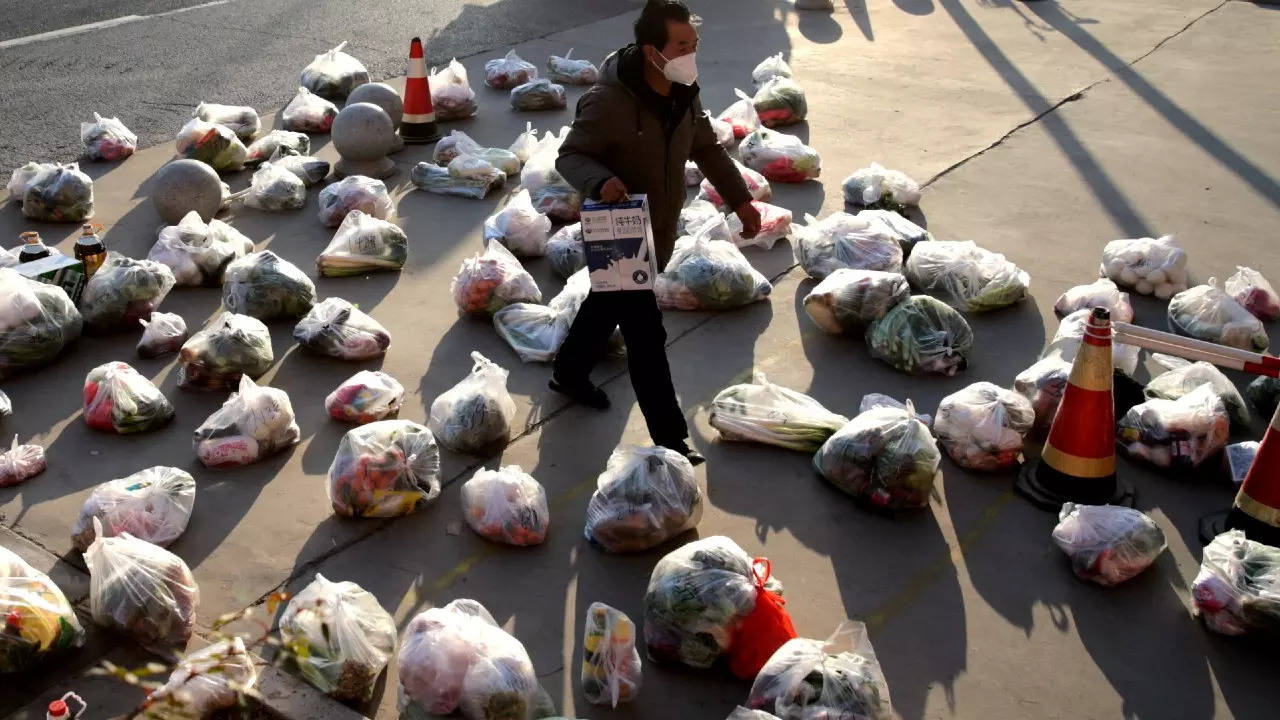 A worker prepares food supplies to be delivered to residents of a residential compound under lockdown, outside the compound following the coronavirus disease outbreak in Xian. (Reuters photo)