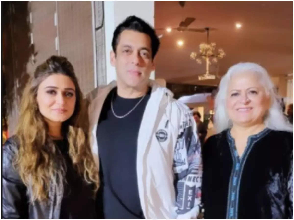 Inside pictures from Salman Khans New Year party with Iulia Vantur, Sangeeta Bijlani, Bina Kak and others Hindi Movie News