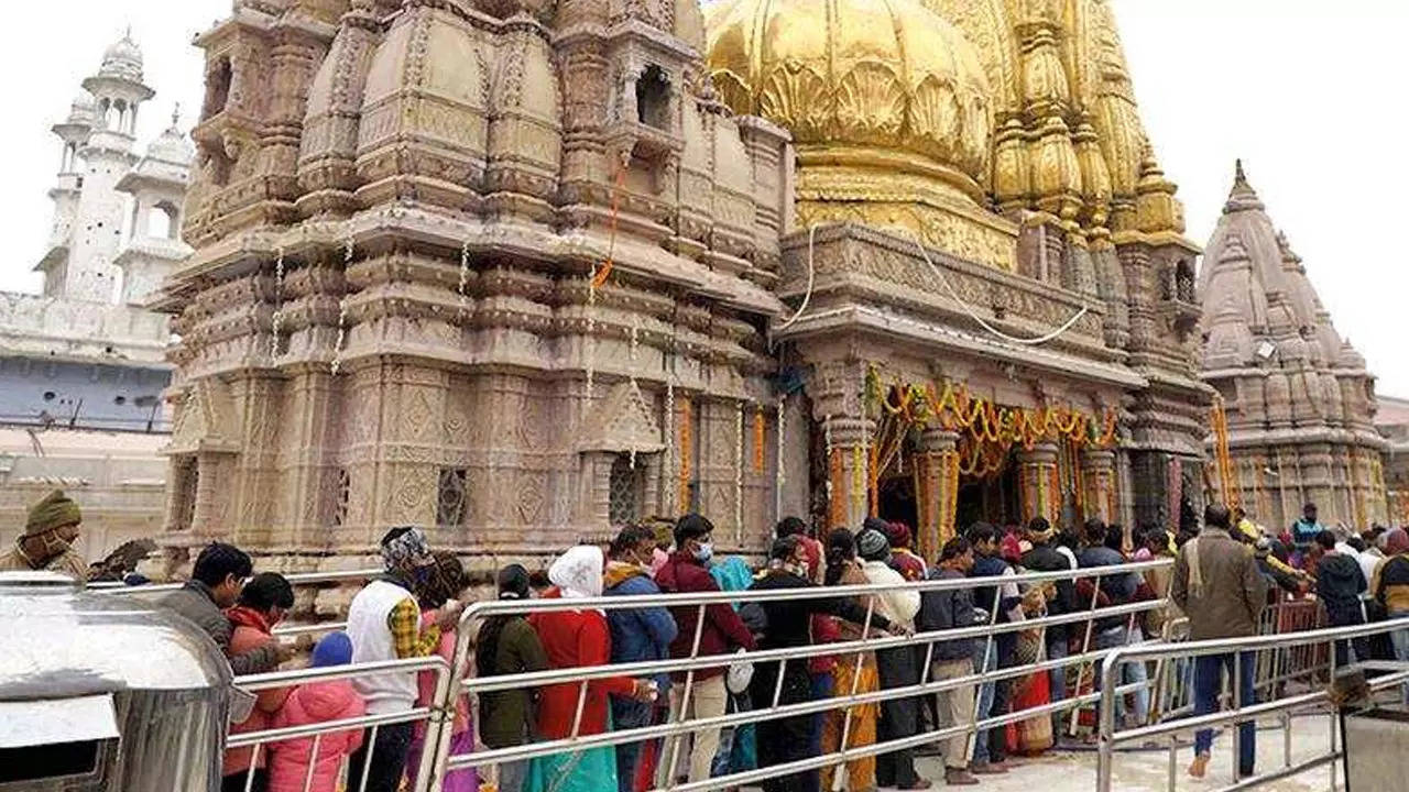 Varanasi: Over 3 lakh devotees visit Kashi Vishwanath Dham on ...