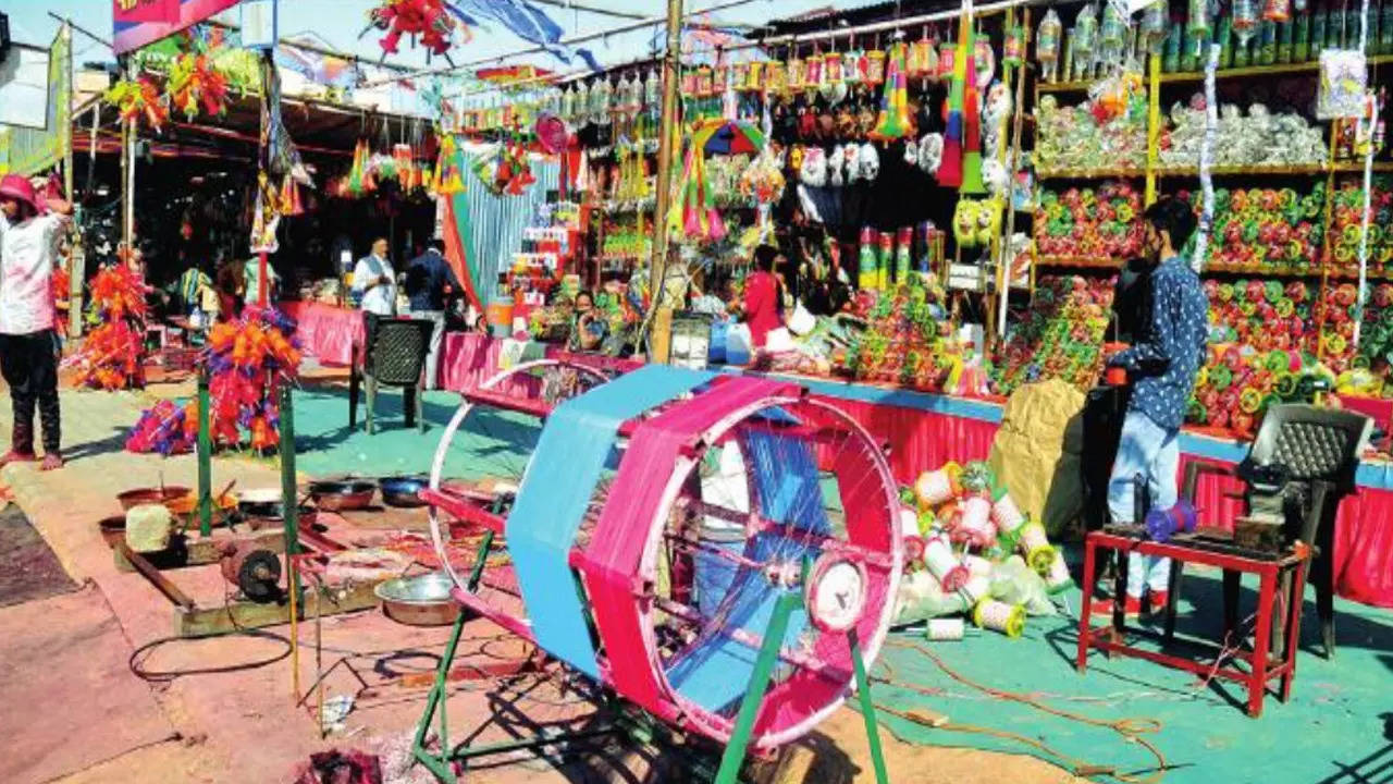 Almost 10-20% of the kites manufactured in the city are sold in Rajasthan, Andhra Pradesh, Maharashtra, Punjab, and Karnataka