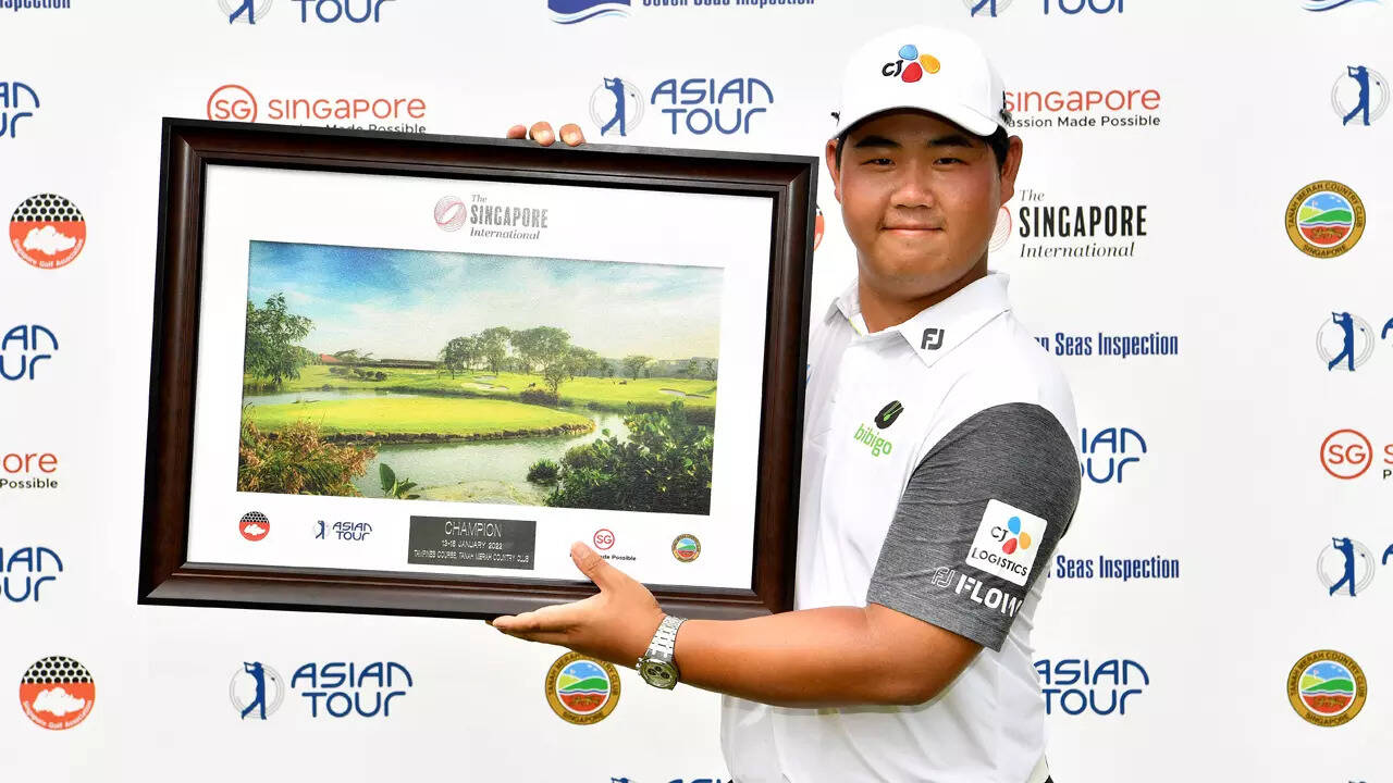 Korean teen prevails in playoff to win photo