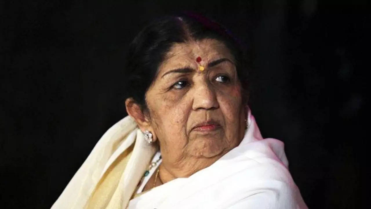 Lata Mangeshkar health update: Veteran singer to remain in ICU for a few  more days, nobody allowed to meet her | Hindi Movie News - Bollywood -  Times of India