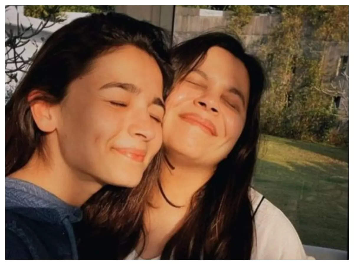 Alia Bhatt poses for a sun-kissed selfie with sister Shaheen Bhatt ...