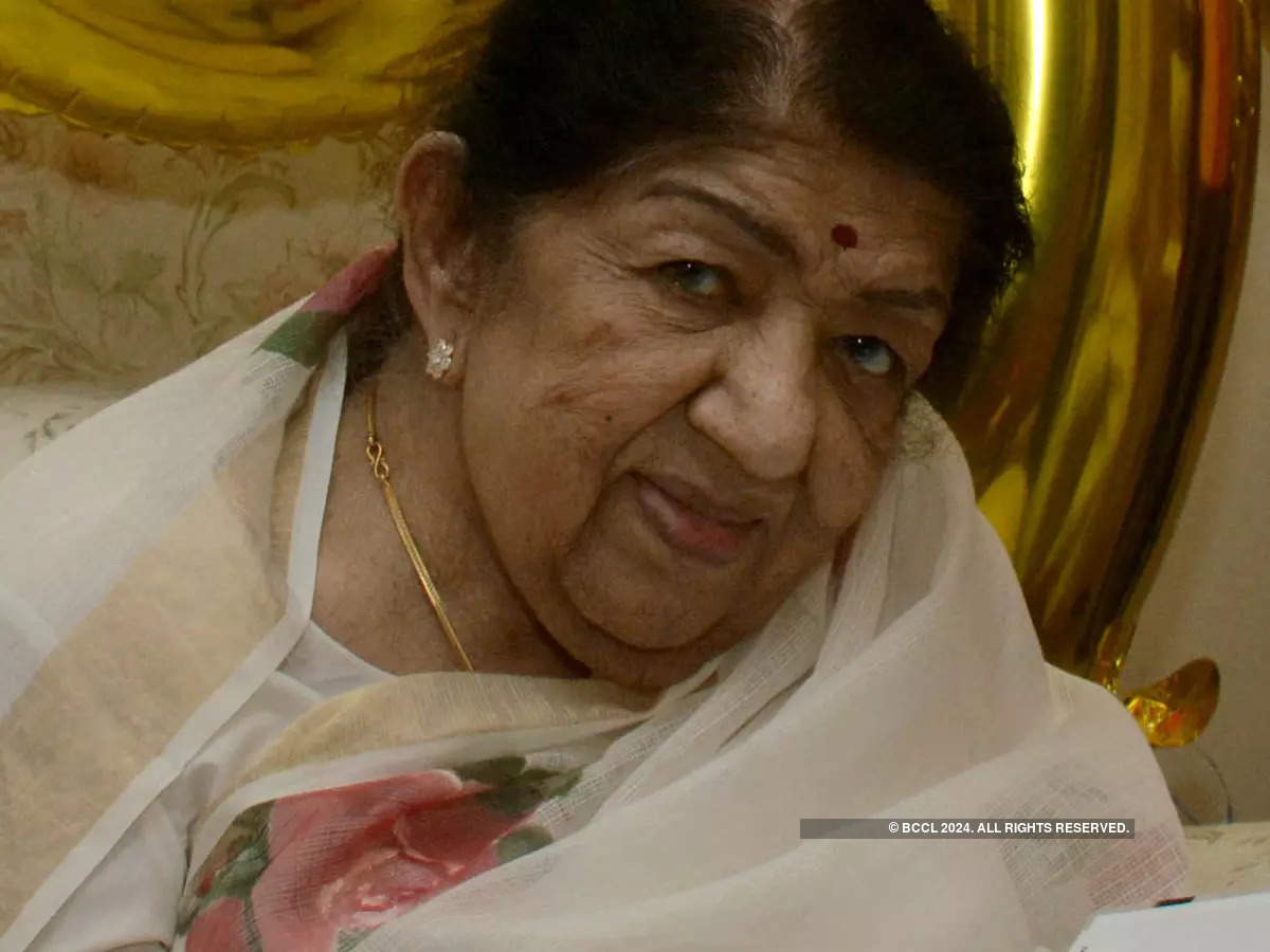 Lata Mangeshkar still in ICU, doctors say trying best for her recovery | Hindi Movie News - Times of India