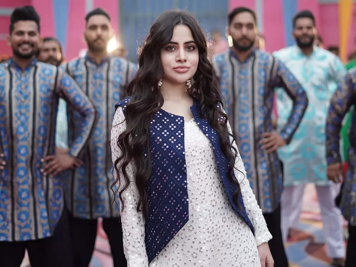 Urfi Javed shoots for her Punjabi debut music video in freezing cold, says &#39;I braced myself up and gave my one hundred percent at the shoot&#39; - Times of India