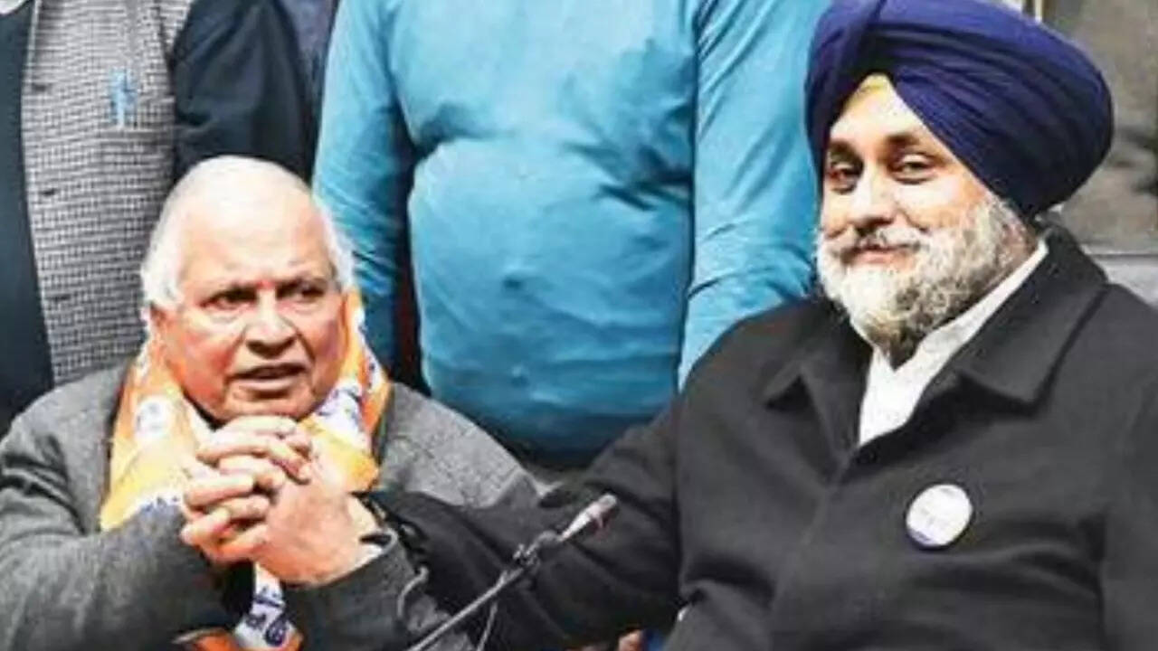 Shiromani Akali Dal (SAD) president Sukhbir Singh Badal with former BJP leader Madan Mohan Mittal as he joins the SAD at the party&rsquo;s head office in Chandigarh on Saturday