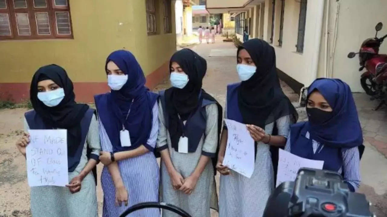 Hijab-saffron shawl controversy enters more colleges in Karnataka ...