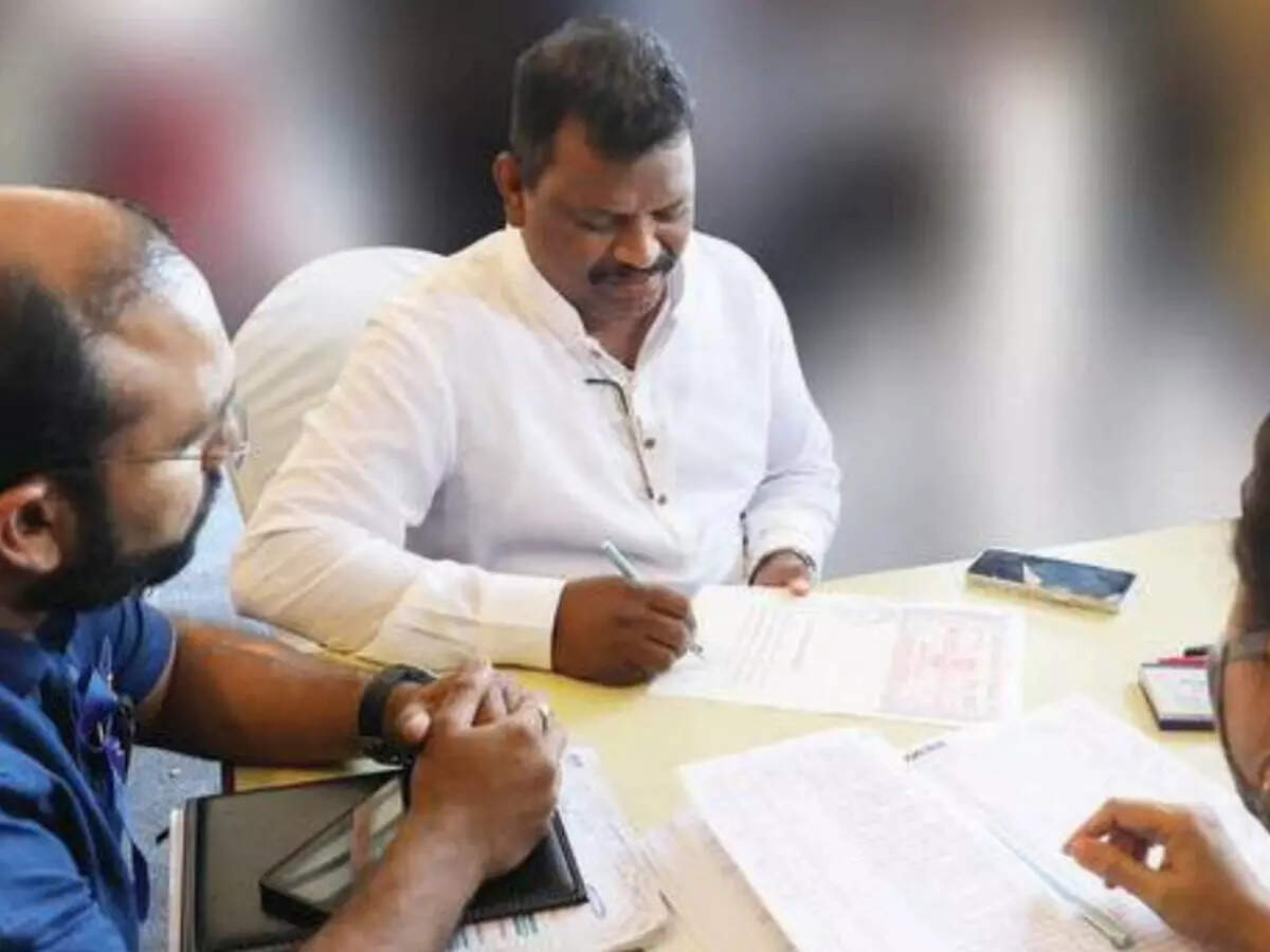Congress candidates sign a pledge of loyalty to the party on Friday