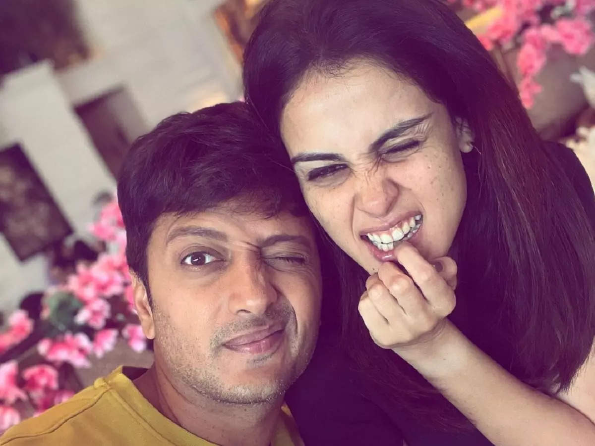 1200px x 901px - Riteish Deshmukh, Genelia D-Souza celebrate 20 years of 'madness' with a  Naach video - watch | Hindi Movie News - Times of India
