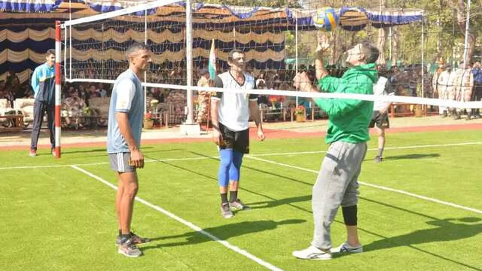 Akshay Kumar's video of playing volleyball with 'Himveers' of ITBP goes  viral on social media, netizens react | Hindi Movie News - Bollywood -  Times of India