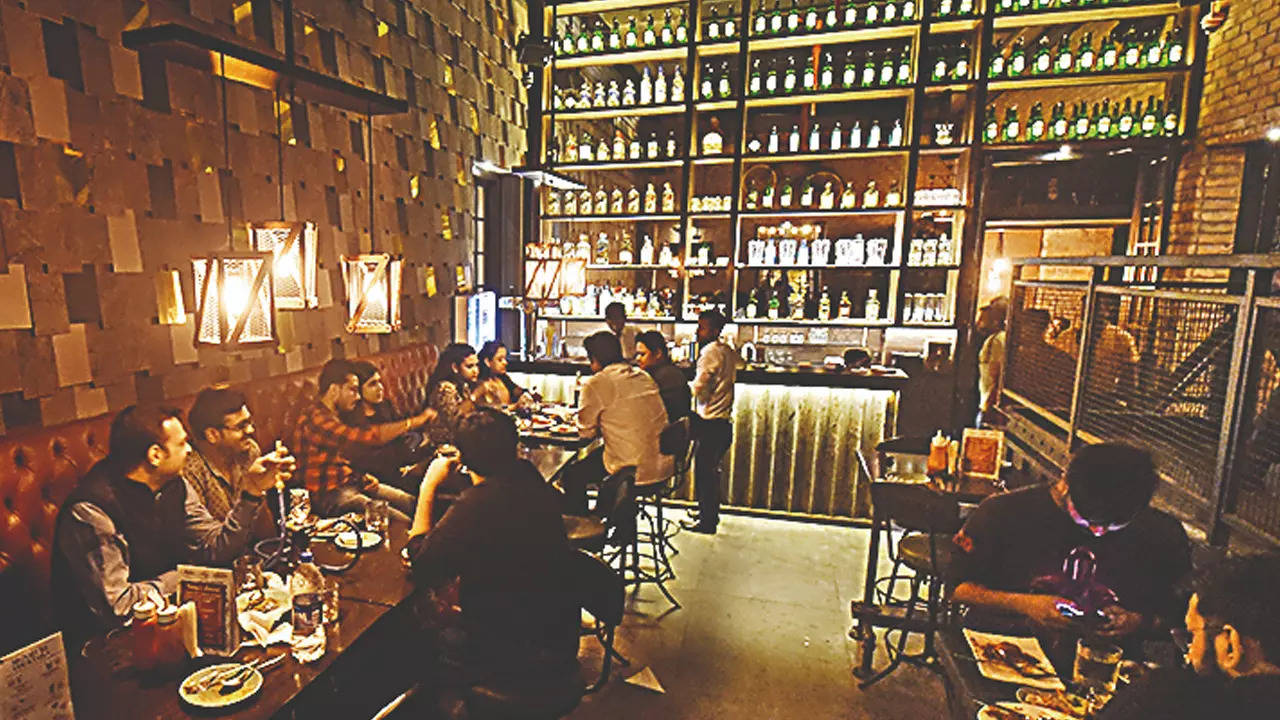 Bars, Restaurants Witness Surge In Footfall On 1st Weekend After Curbs  Pushed To Midnight | Kolkata News - Times of India