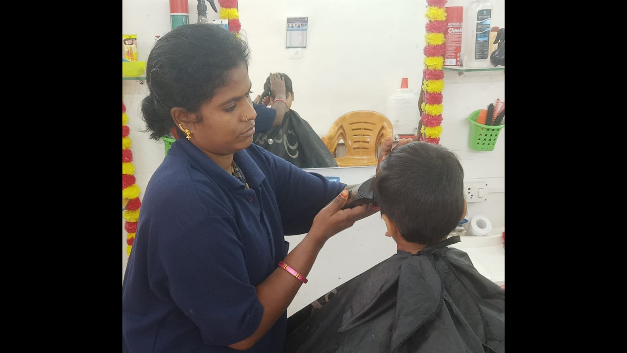 Woman Gives Haircut To Men In Hubby's Salon, Turns Heads | Hyderabad News -  Times of India