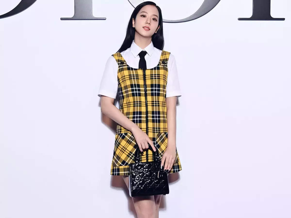 BLACKPINK's Jisoo makes heads turn at Paris Fashion Week 2022