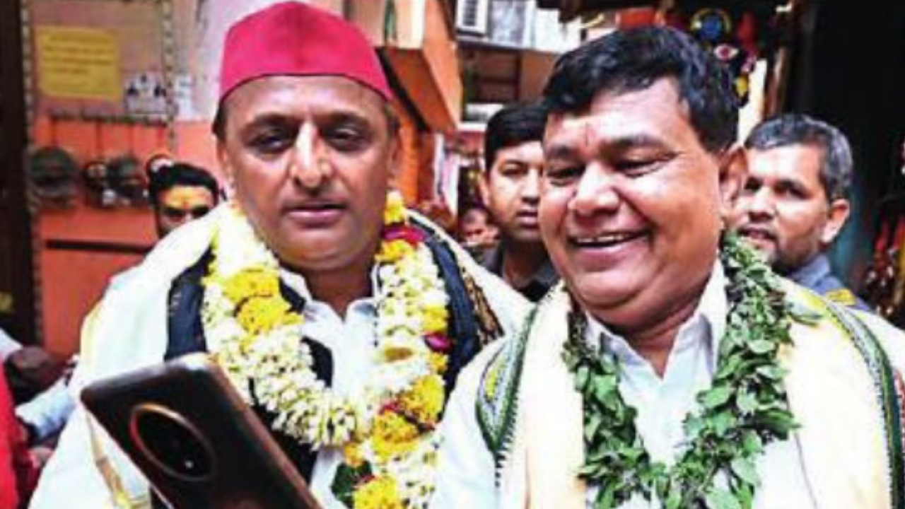 A supporter clicks a selfie with Akhilesh Yadav in Varanasi