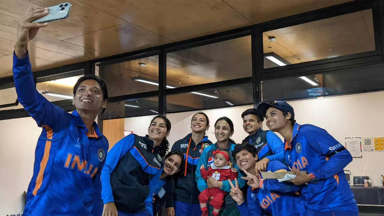 Smriti Mandhana hails 'inspirational' Pakistan captain Bismah Maroof for  returning to action six months after child birth | Cricket News - Times of  India