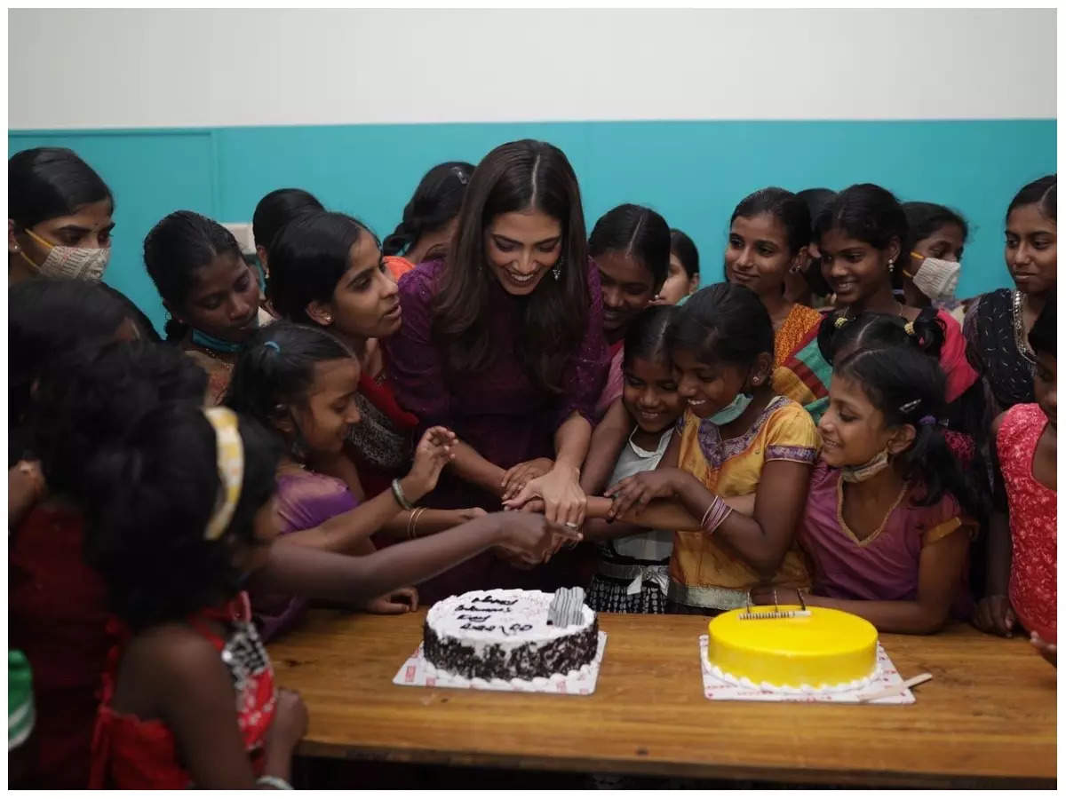 Malavika Mohanan celebrates Women's day with underprivileged kids |  Malayalam Movie News - Times of India
