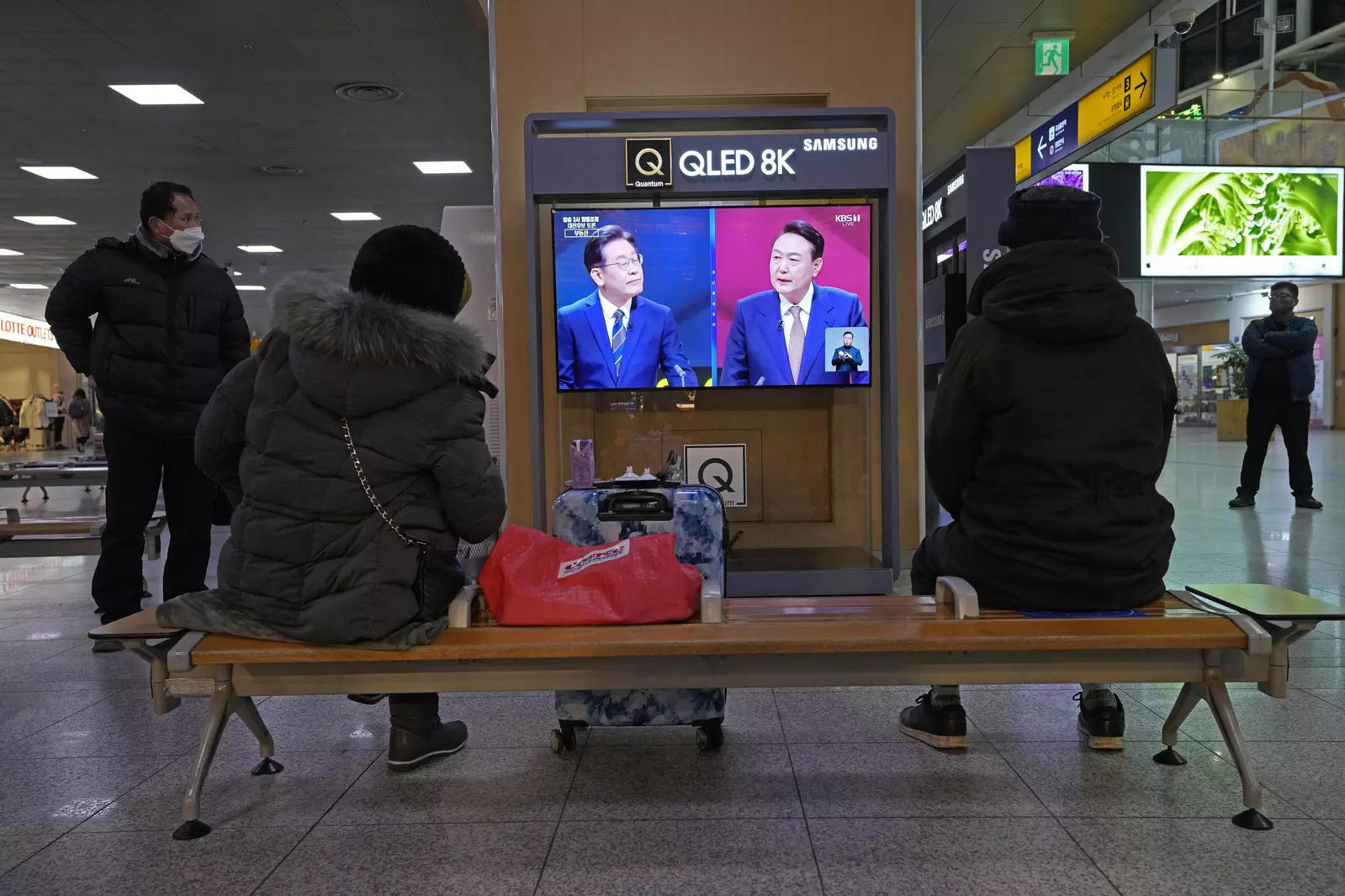 A screen shows a live broadcast of Lee Jae-myung of the ruling Democratic Party, left, and Yoon Suk Yeol of the main opposition People Power Party during a presidential debate. (AP Photo/Ahn Young-joon)