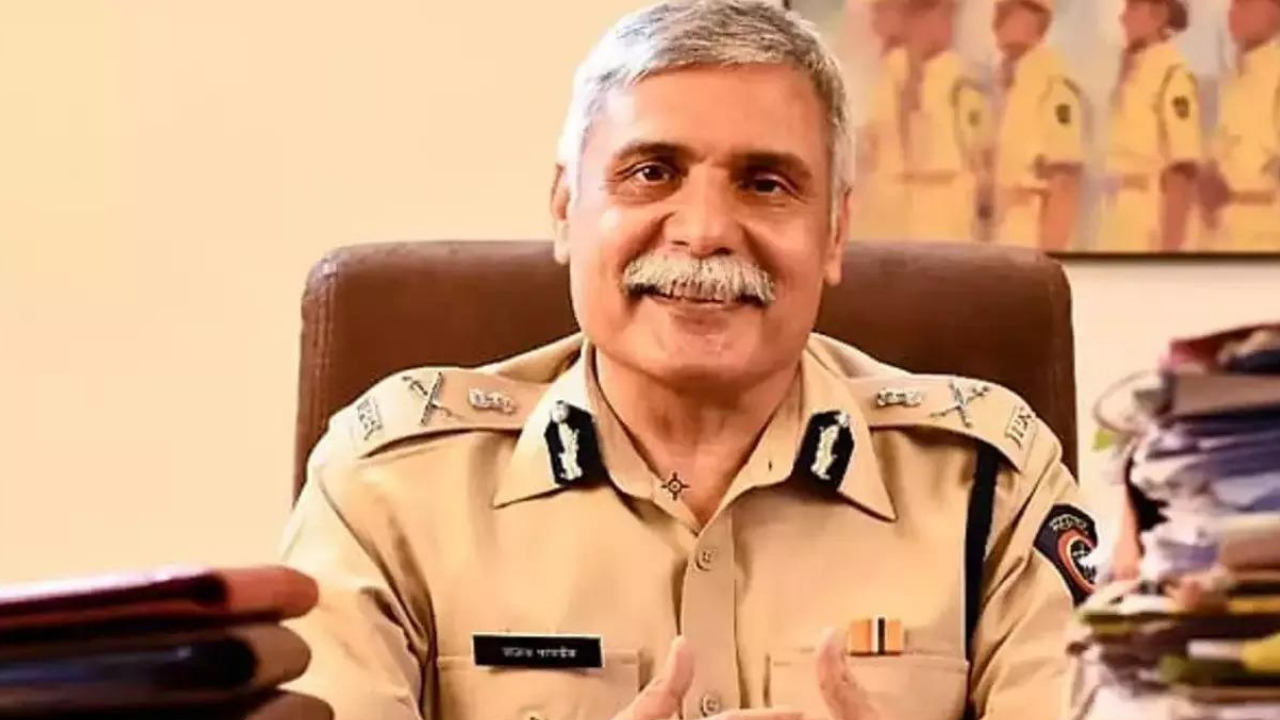 Mumbai top cop shows red signal to delivery boys riding in hurry | Mumbai  News - Times of India