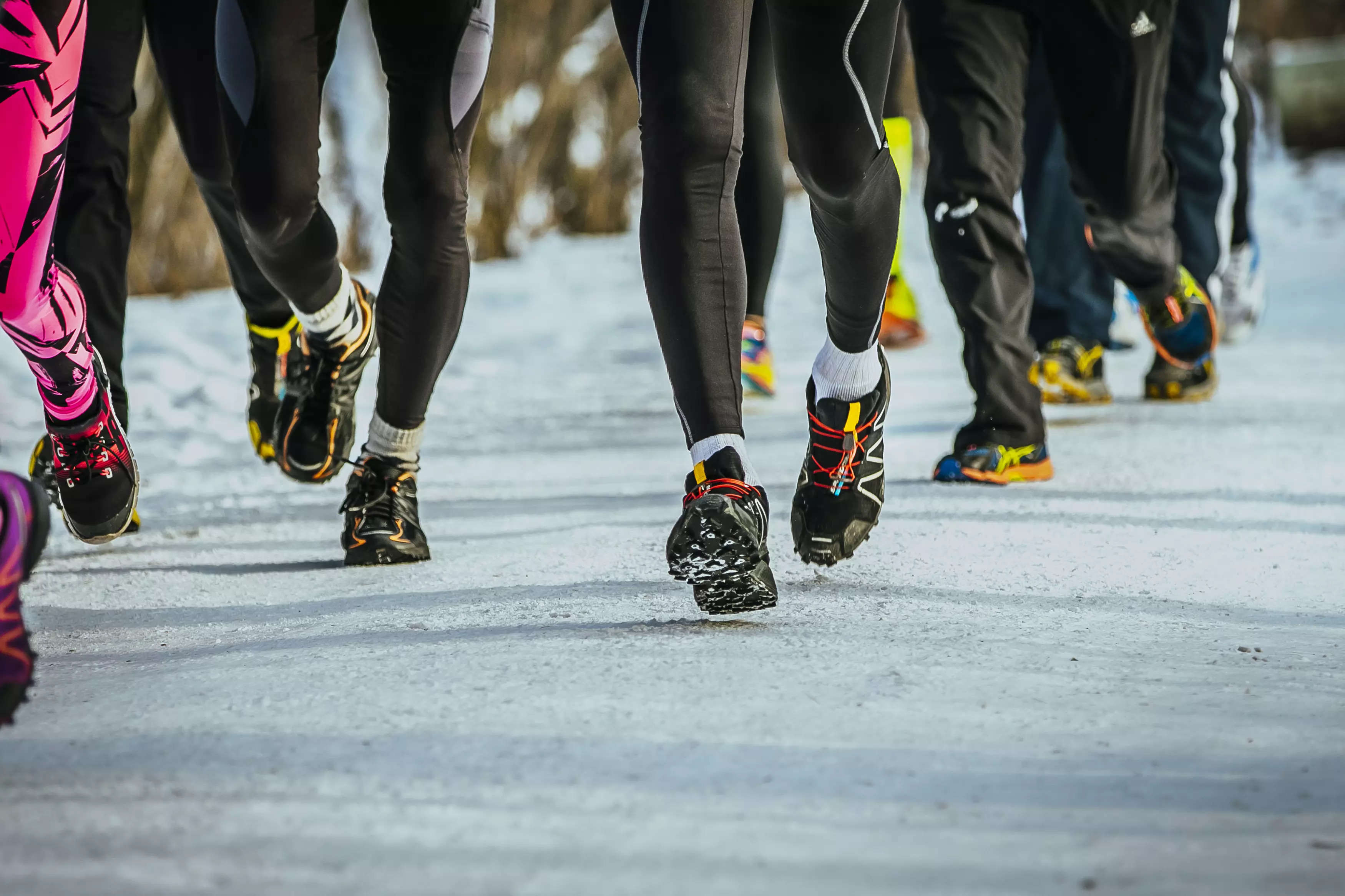 Holiday run. Обувь для бега зимой на улице. Ноги бег зима. Кроссовки для бега на улице зимой. Ноги бега зимой.