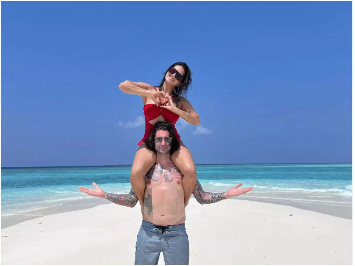 Sunny Leone shares a postcard-perfect moment with husband Daniel from Maldives Hindi Movie News photo