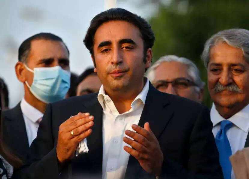 Pak crisis live: Oppn holds meet ahead of no-trust vote