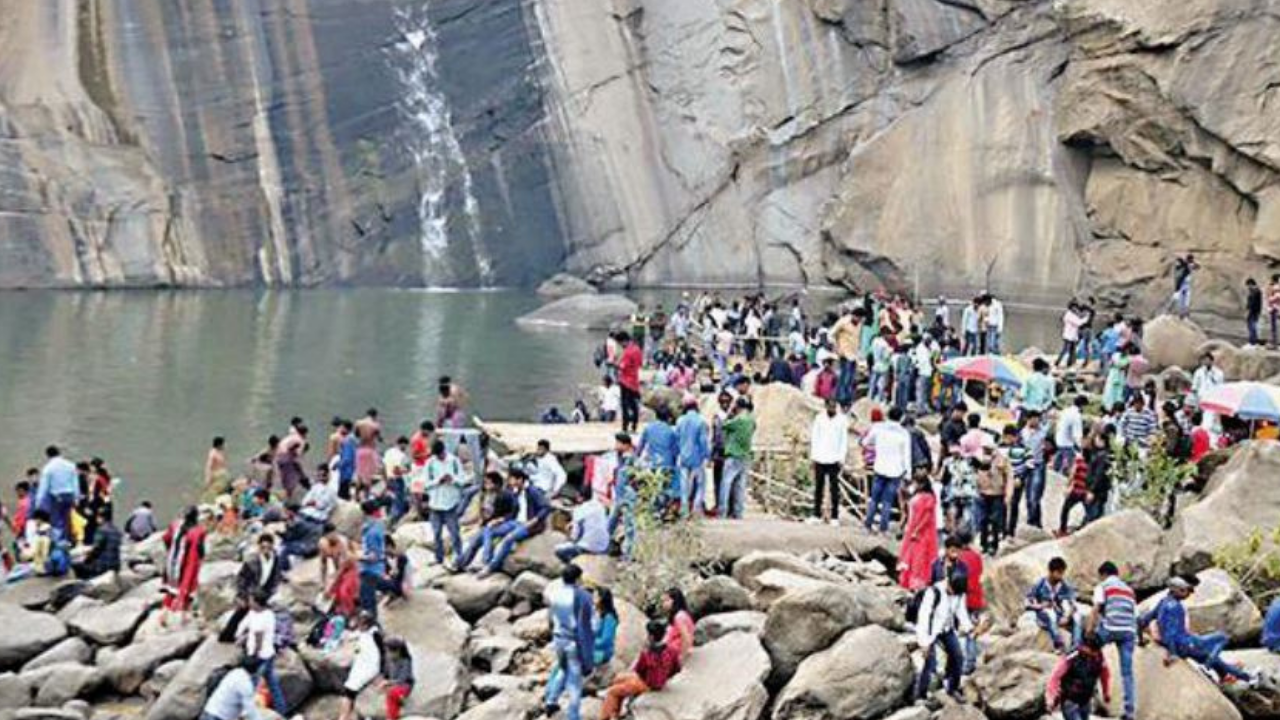 झारखंड : हुंडरू फॉल में खतरे में डाली जा रही पर्यटकों की जान - Jharkhand: Tourists' lives are being put in danger at Hundru Fall