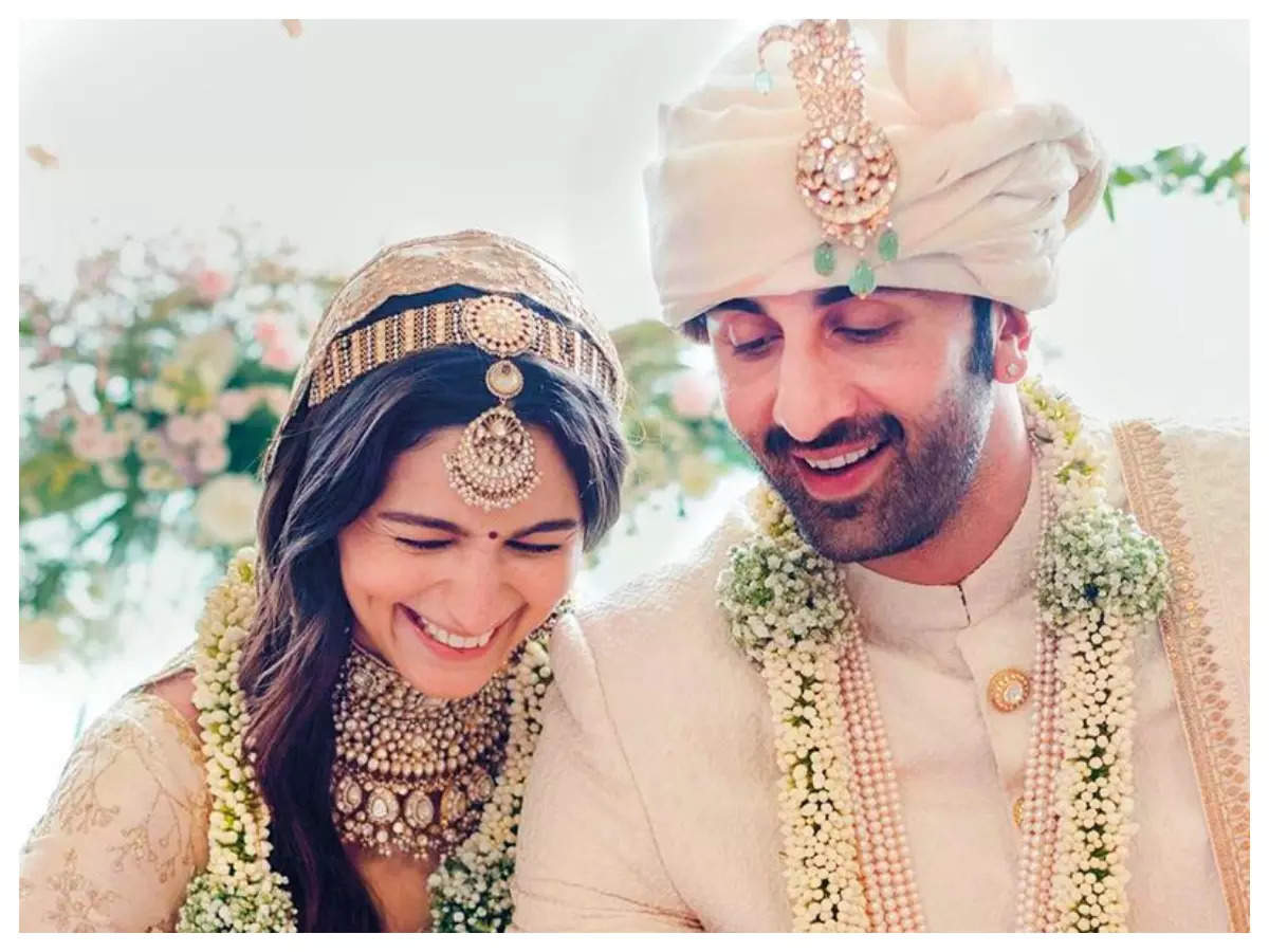 Alia Bhatt & Ranbir Kapoor ace couple dressing with their travel outfits