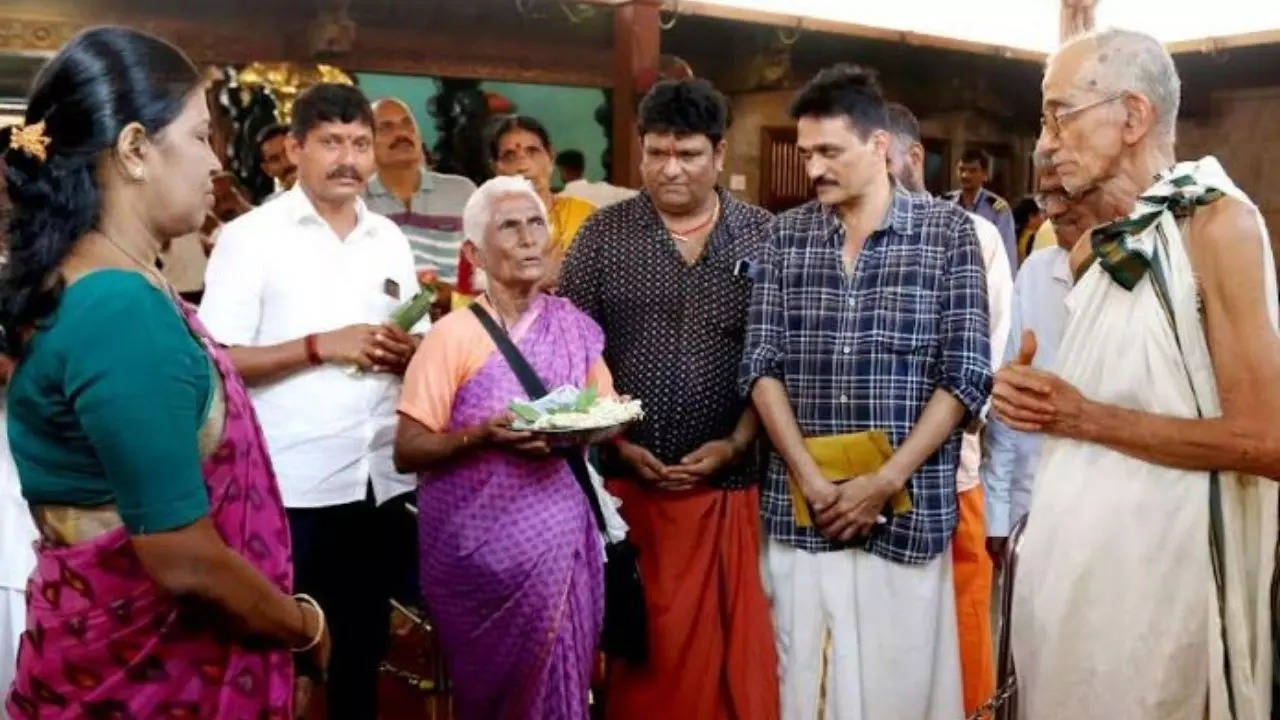 Karnataka: 80-year-old woman donates Rs 1 lakh earned through begging to  temple | Mangaluru News - Times of India