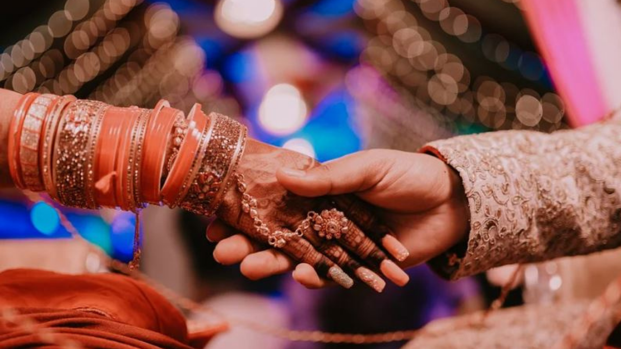 కాబోయే భర్తతో ఆనందంగా డ్యాన్స్ చేసింది, మూడుముళ్లు వేసాక ఆత్మహత్య చేసుకుంది