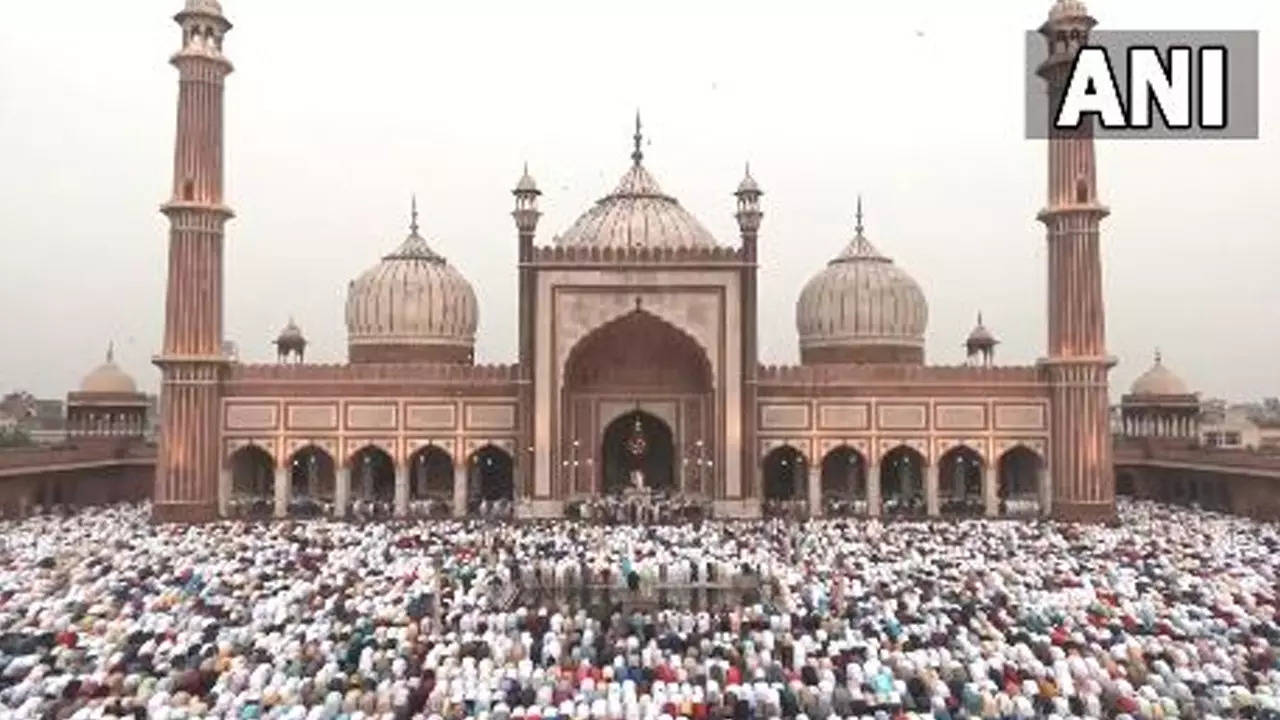 Delhi: After 2 years, scores of devotees throng mosques to offer ...