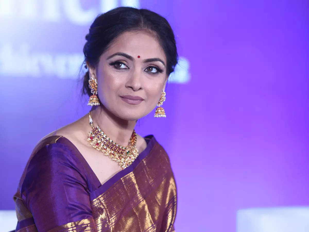 Simran looked resplendent in a traditional Kanjivaram at the 22nd  anniversary celebration of Naturals at Hyatt Regency in Chennai | Events  Movie News - Times of India