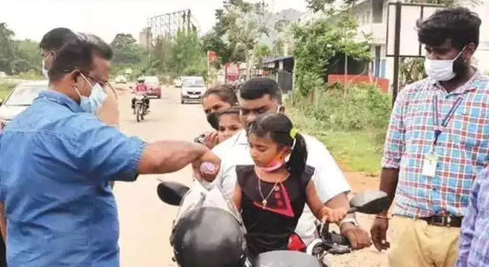 Health department officials in Tamil Nadu screen children entering from Kerala.
