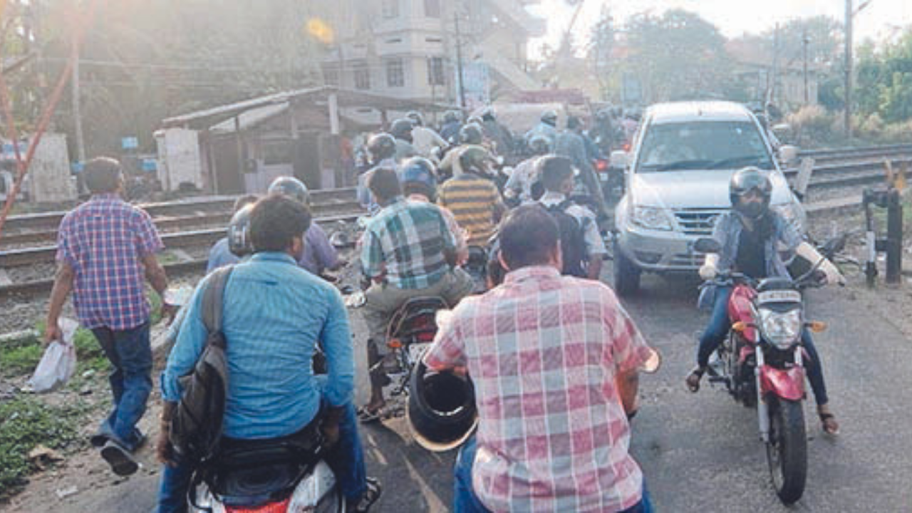 Traffic police will convene a meeting of people’s representatives and activists on Friday to tackle the snarls on either side of the railway gate.